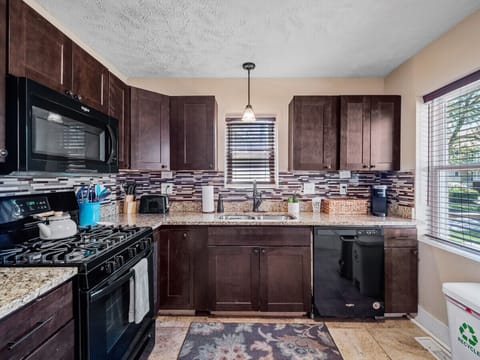 Modern kitchen 🍳 with granite countertops, stylish backsplash, and full-size appliances. Perfect for cooking up your favorite meals or enjoying morning coffee ☕.