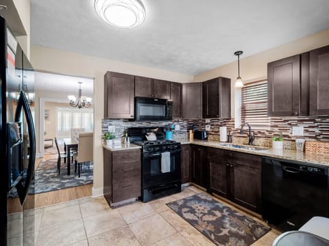 Modern kitchen 🍳 with granite countertops, stylish backsplash, and full-size appliances. Perfect for cooking up your favorite meals or enjoying morning coffee ☕.