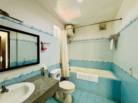 Standard Quadruple Room | Bathroom | Combined shower/tub, rainfall showerhead, free toiletries, towels