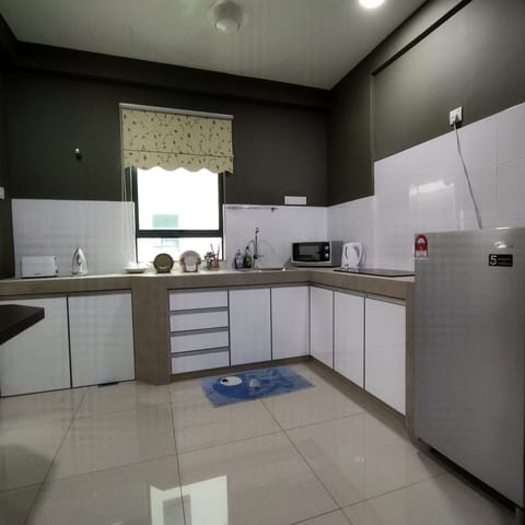 Family House | Private kitchen | Fridge, microwave, electric kettle, cookware/dishes/utensils