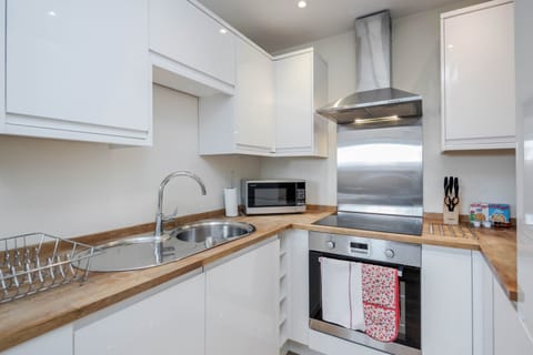 Standard Apartment | Private kitchen | Fridge, microwave, oven, stovetop