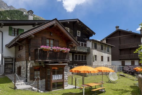 Sky, Building, Plant, Cloud, Property, Window, House, Flower, Land Lot, Cottage