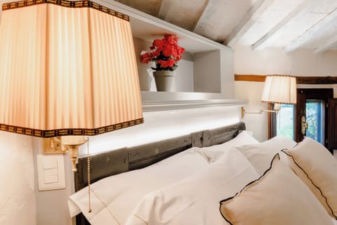 Standard Room, 1 King Bed | In-room safe, desk, free WiFi