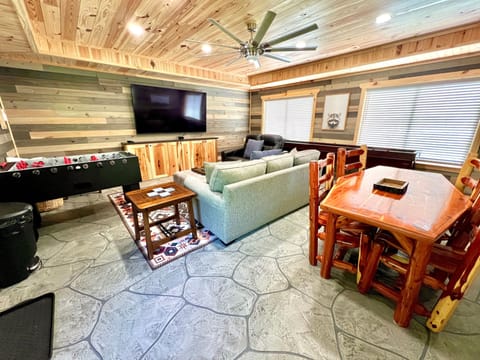 Cabin, 3 Bedrooms | Dining