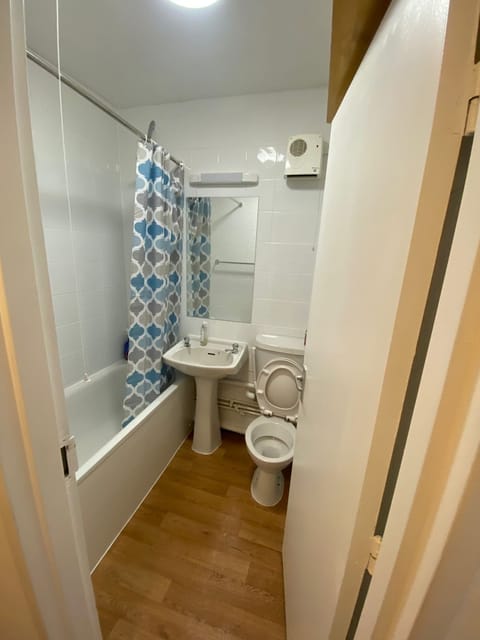 Combined shower/tub, deep soaking tub, hair dryer, towels