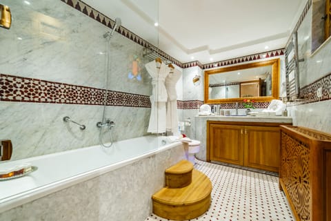 Presidential Suite | Bathroom | Bathtub, free toiletries, hair dryer, bathrobes