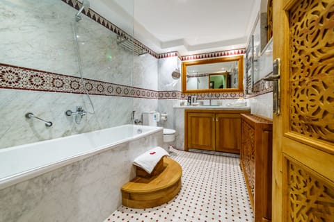 Family Suite | Bathroom | Bathtub, free toiletries, hair dryer, bathrobes