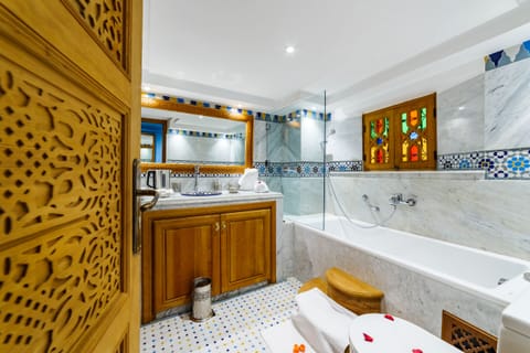 Deluxe Room | Bathroom | Bathtub, free toiletries, hair dryer, bathrobes