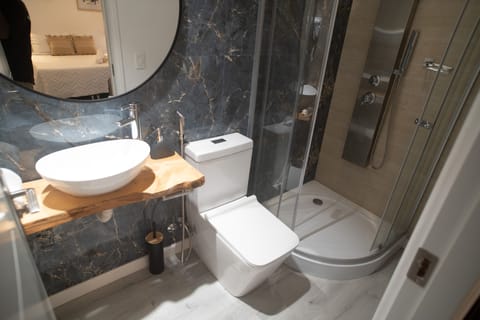 Deluxe Double Room | Bathroom