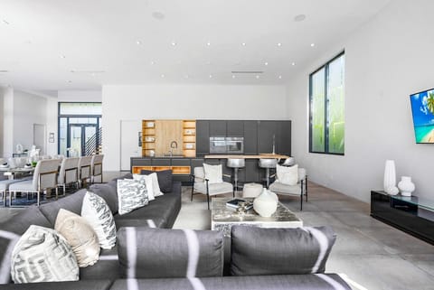 Chef kitchen flows to dining and lounge