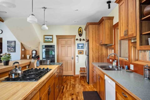 CherryView Lane is located in the cute town of White Salmon, Washington. Please reach out for local suggestions.