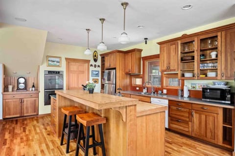 Cook delicious meals for breakfast, lunch, and dinner in this sizable and fully equipped kitchen.