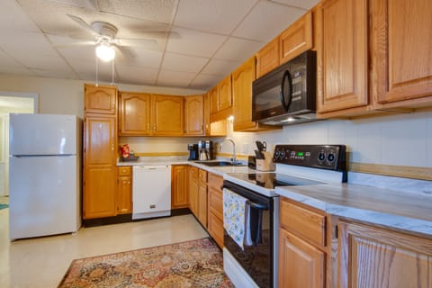 Apartment (2 Bedrooms) | Private kitchen | Microwave, oven, stovetop, blender