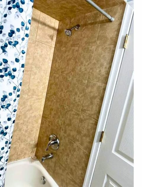 Double Room | Bathroom | Combined shower/tub, towels