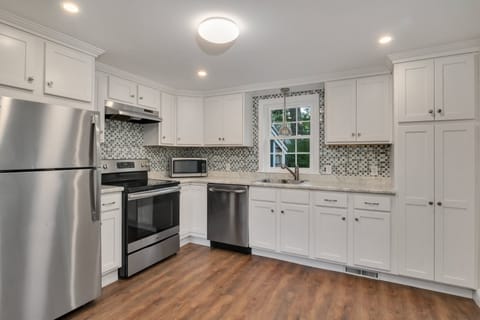 Family House | Private kitchen | Full-size fridge, microwave, oven, stovetop