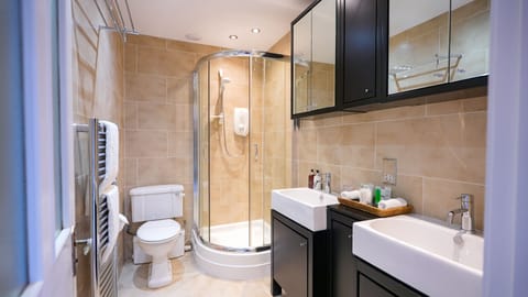 Superior Double Room | Bathroom | Designer toiletries, hair dryer, heated floors, towels