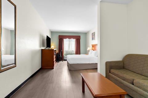 Premium bedding, desk, iron/ironing board, free WiFi