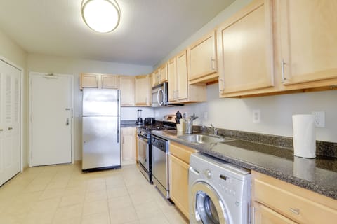 Business Apartment | Private kitchen | Fridge, microwave, oven, dishwasher