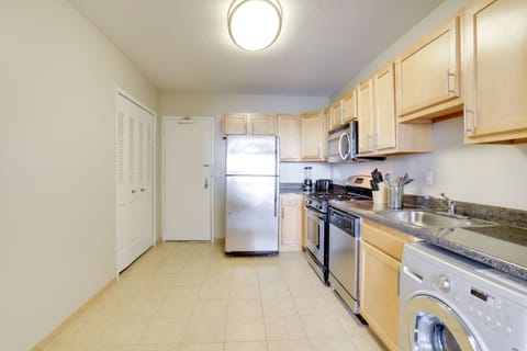 Business Apartment | Private kitchen | Fridge, microwave, oven, dishwasher