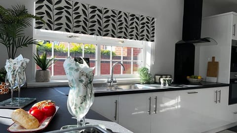 The Cheshire Gathering - Sleeps 24 With Hot Tub