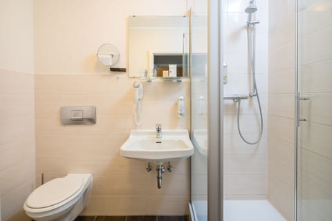 Comfort Double Room | Bathroom | Shower, free toiletries, hair dryer, towels