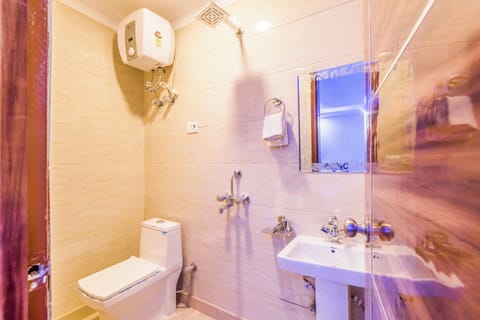Economy Room | Bathroom | Shower, rainfall showerhead, hair dryer, slippers