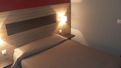 Desk, soundproofing, free WiFi, bed sheets