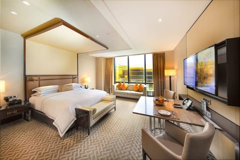 Deluxe Room, 1 King Bed | Premium bedding, minibar, in-room safe, desk