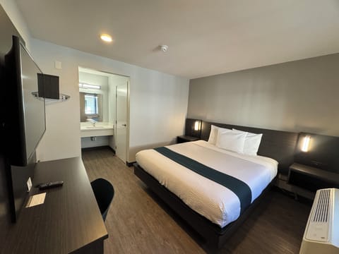 Deluxe Room, 1 King Bed, Non Smoking, Refrigerator | Free WiFi, bed sheets