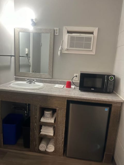 Standard Room | Bathroom | Combined shower/tub, free toiletries, towels, soap