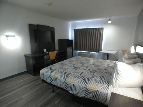 Standard Room, 1 King Bed, Non Smoking | Blackout drapes, free WiFi, bed sheets, alarm clocks