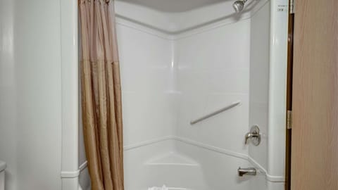 Standard Room, 1 Queen Bed, Accessible, Non Smoking | Bathroom | Towels