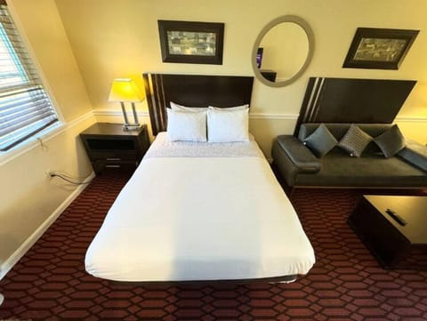 Executive Room, Non Smoking | In-room safe, iron/ironing board, free WiFi, bed sheets