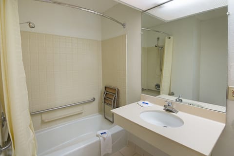 Combined shower/tub, towels