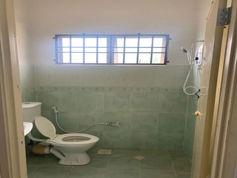 Signature Room, 4 Bedrooms | Bathroom | Shower, towels