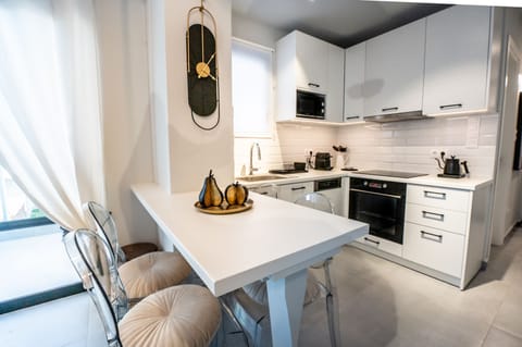 Luxury Duplex | Private kitchen | Full-size fridge, oven, stovetop, espresso maker