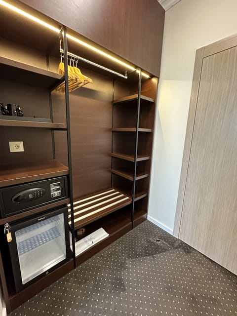 Minibar, in-room safe, soundproofing, free WiFi