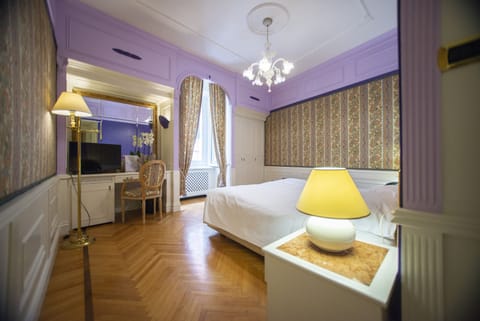 Down comforters, minibar, in-room safe, desk