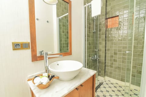 Cumbali Deluxe Oda  2 kisilik | Bathroom | Rainfall showerhead, hair dryer, bathrobes, towels