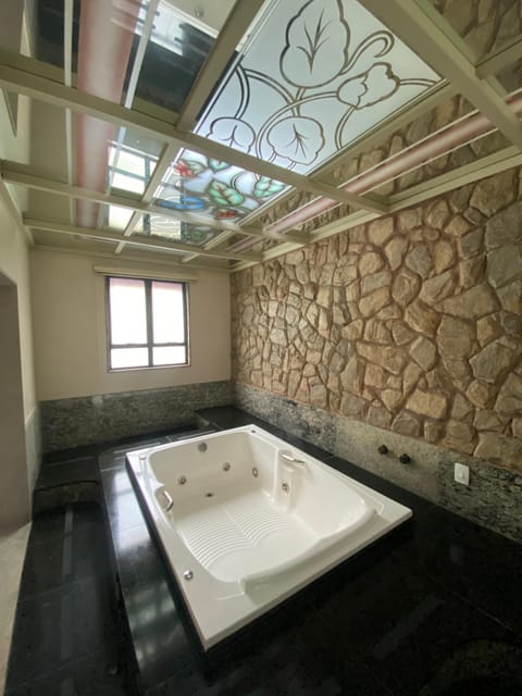 Combined shower/tub, towels