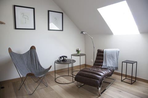 Classic Double Room, 1 King Bed, Private Bathroom | Living area | 32-inch flat-screen TV with satellite channels, TV