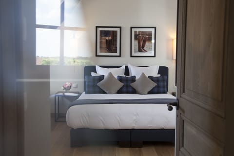 Suite, Bathtub | Premium bedding, memory foam beds, in-room safe, individually decorated