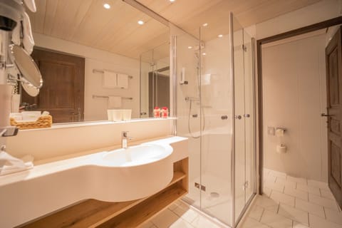 Comfort Double Room | Bathroom | Shower, hair dryer, slippers, towels
