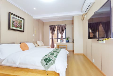 Business Single Room | Laptop workspace, free WiFi, bed sheets