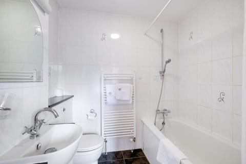 Superior Double Room, Non Smoking, Private Bathroom | Bathroom | Eco-friendly toiletries, hair dryer, towels, soap