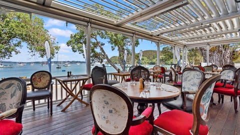 Breakfast, lunch, dinner served; local cuisine, beach views 