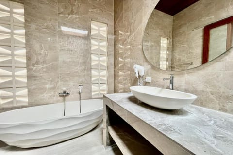 Villa, 2 Bedrooms | Bathroom | Shower, towels