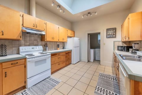 Full size Kitchen with Washer Dryer in closet