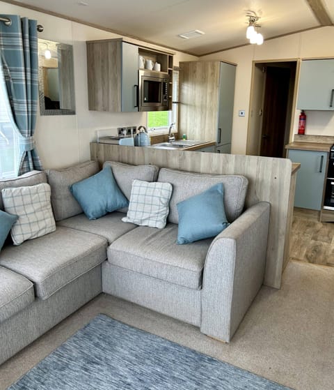 Cabin | Living area | Fireplace