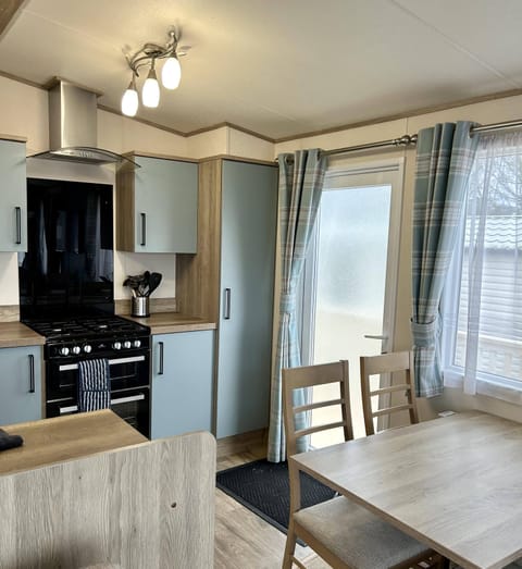 Cabin | Private kitchen | Fridge, microwave, oven, stovetop